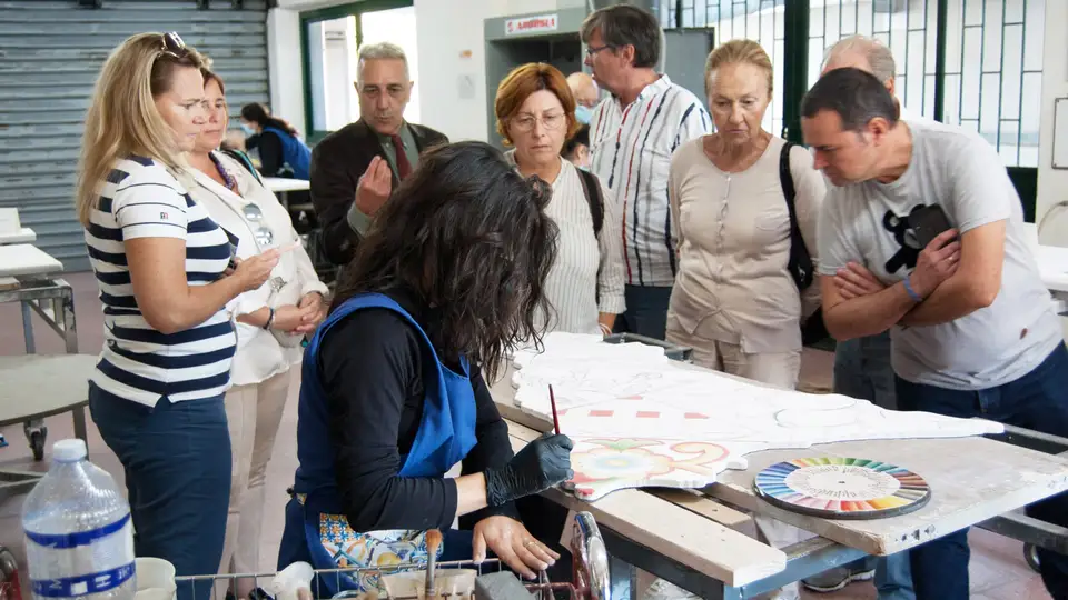 Giuseppe Sorbello explains decoration Giuseppe Sorbello explains decoration