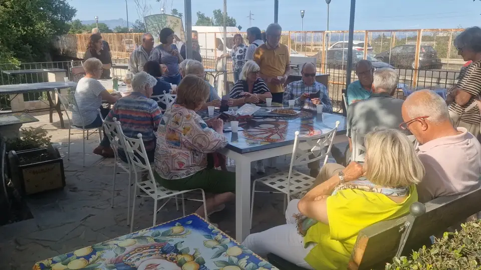 A relaxed break together among the decorated Artesole tables. Guests seated at decorated tables during a break in the Artesole garden
