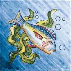 Decorated tile with a yellow and blue fish arranged diagonally, green seaweed and bubbles on a pale blue background