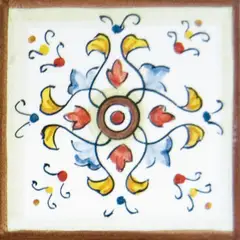 Fliese mit einer hellblauen Rosette mit roten Blütenblättern, kleinen gelben und roten Ornamenten und braunem Rahmen auf hellem Grund