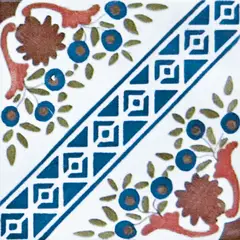 Fliese mit einem diagonalen blauen Band mit Rauten und Quadraten, kleinen blauen Blumen, grünen Blättern und braunen Ornamenten auf weißem Grund