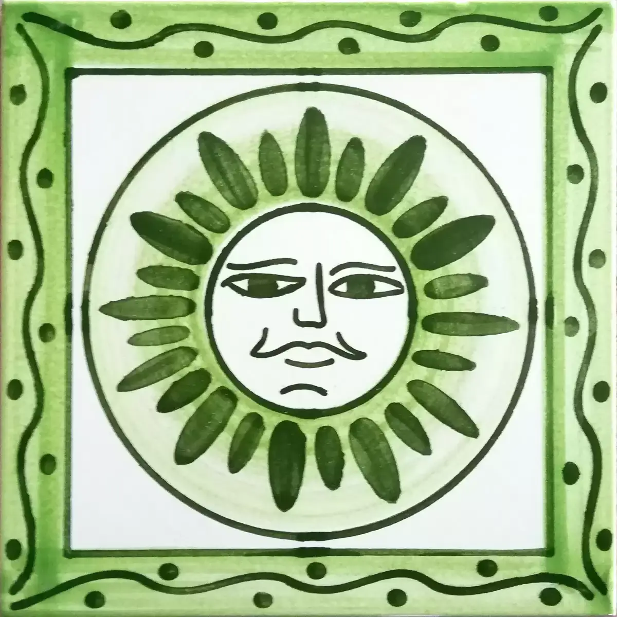 Fliese mit grünem Sonnengesicht und grünem Wellenrahmen auf weißem Grund