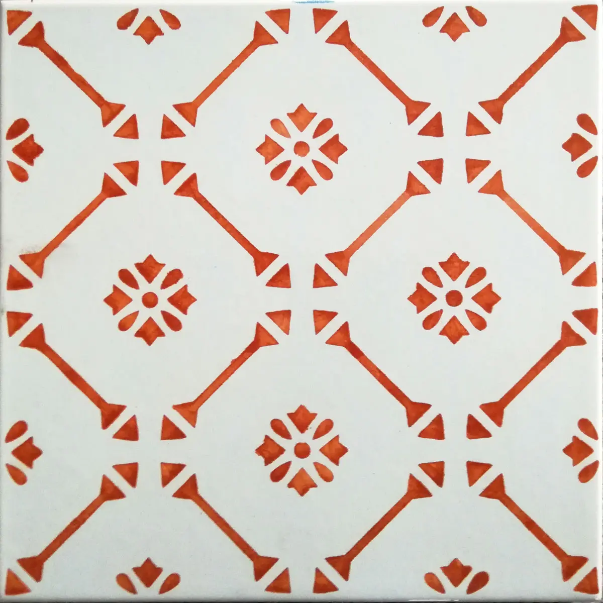 Fliese mit ziegelrotem geometrischem Gitter und kleinen Rauten auf Weiß