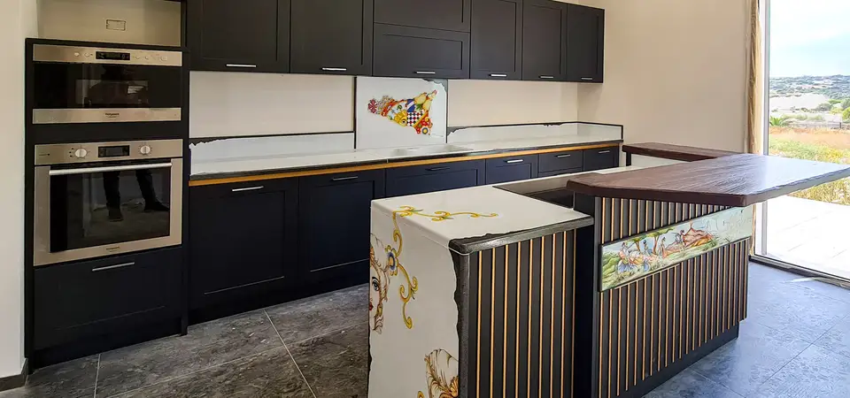 Küche Via Veneto: mit dunklen Fronten Moderne modulare Küche Via Veneto mit dunklen Fronten und mit dekoriertem Lavastein verkleideter Insel