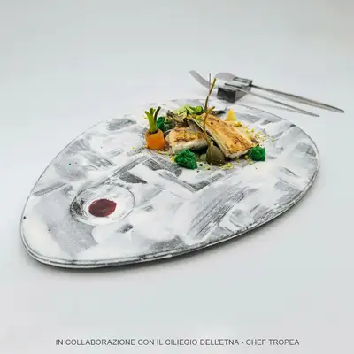 Unterlage fuer Gourmetgerichte aus Lavastein