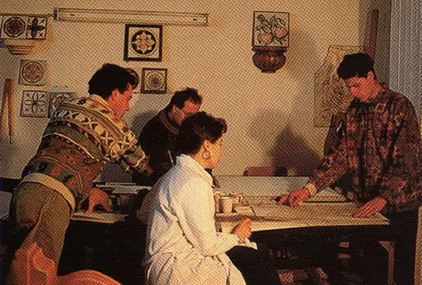 Giuseppe y Gianvito Sorbello en el antiguo taller de Artesole Giuseppe y Gianvito Sorbello en el antiguo taller durante los primeros experimentos con piedra lávica