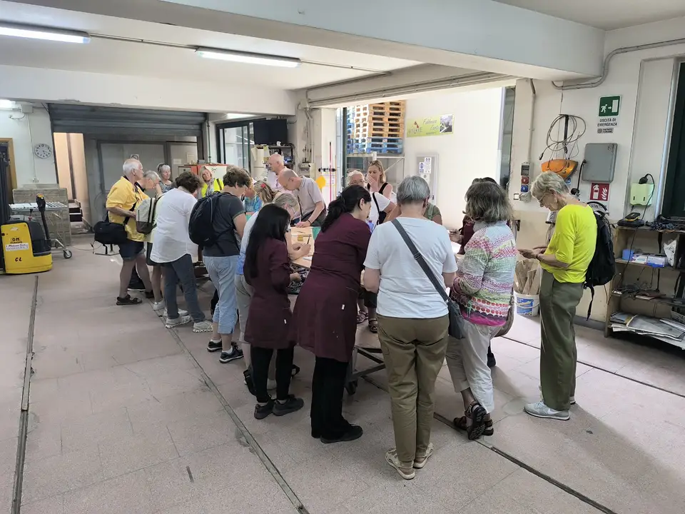 El grupo se reúne en la mesa del taller para la actividad de decoración. Visitantes reunidos alrededor de la mesa del taller de decoración Artesole