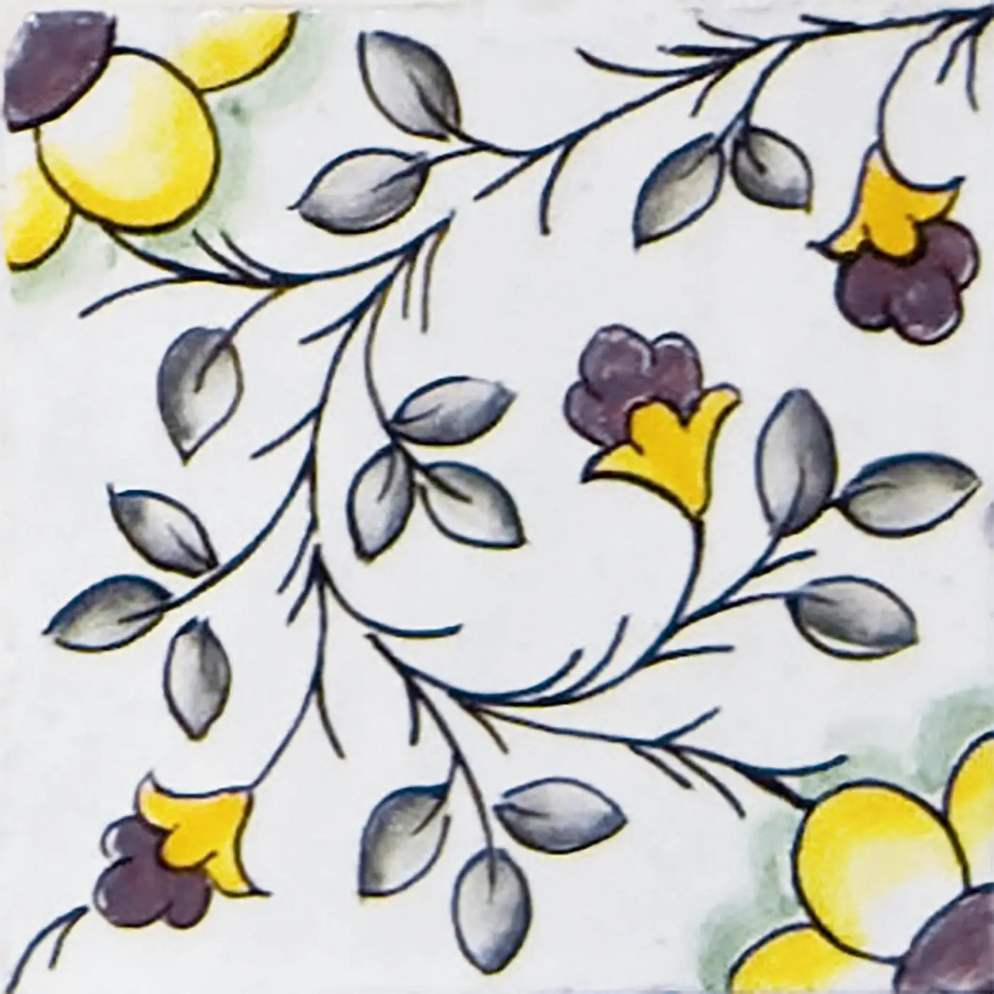 Azulejo decorado con pequeñas flores violetas y amarillas unidas por ramas finas con hojas gris azuladas sobre fondo blanco