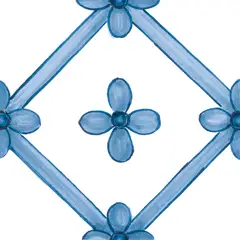 Azulejo decorado con un marco en rombo azul claro, una flor azul central y flores en los vértices sobre fondo blanco