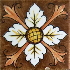 Azulejo decorado con cuatro hojas blancas alrededor de un centro amarillo cuadriculado, con hojas rosas diagonales sobre fondo marrón