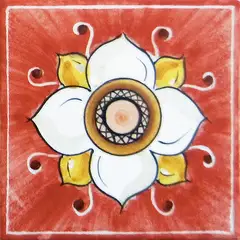 Azulejo decorado con una flor blanca de cuatro pétalos con detalles amarillos, centro circular cuadriculado y pequeñas volutas sobre fondo rojo