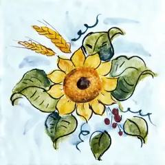 Azulejo decorado con un girasol amarillo, grandes hojas verdes, espigas de trigo y pequeños frutos rojos sobre fondo celeste