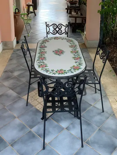 Mesa con tablero de piedra lávica y decoración de rosas pintada a mano