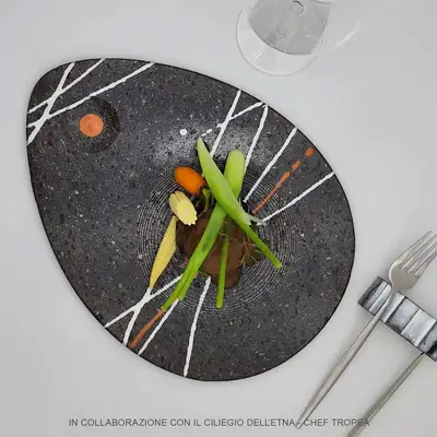 Plato de piedra lavica con diseno moderno para alta cocina