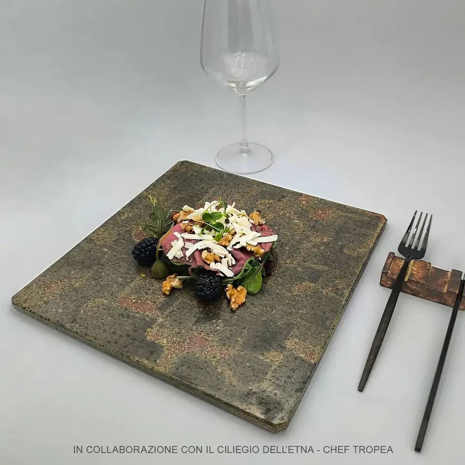 Plato de lujo en piedra lavica para platos gourmet