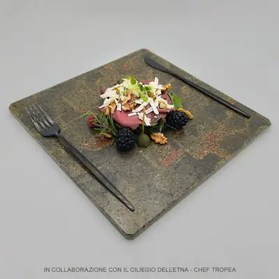 Plato artesanal de piedra lavica para experiencia culinaria gourmet