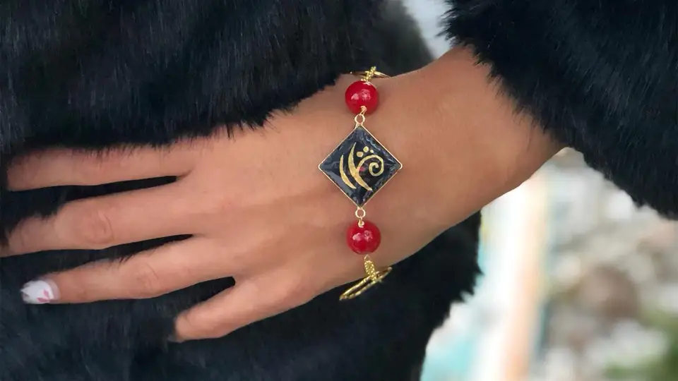 Bracelet en pierre de lave decore a la main