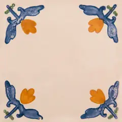 Carreau décoré avec quatre petits motifs floraux bleus et orange aux angles et un large centre libre sur fond rose clair