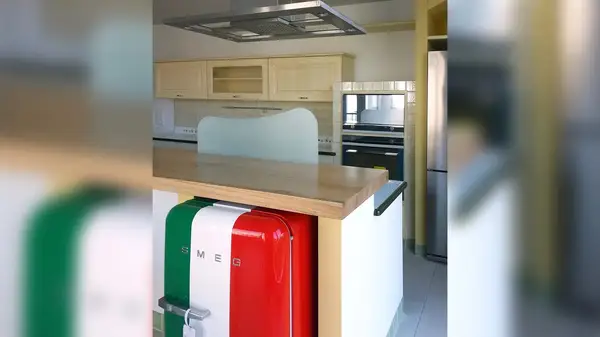 Cuisine Moderna: réfrigérateur Smeg aux couleurs du drapeau italien Cuisine Moderna: réfrigérateur Smeg aux couleurs du drapeau italien près de l’îlot