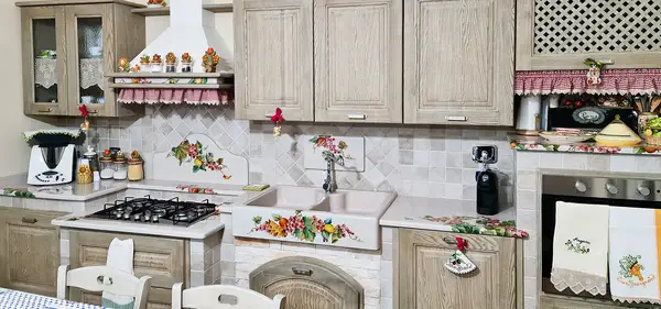 Cuisine effet maçonnerie Catania avec façades en bois clair et évier à façade décorée de fruits