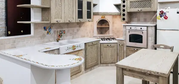Cuisine effet maçonnerie Venise avec façades en bois clair et péninsule en pierre de lave décorée