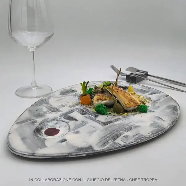Assiette en pierre de lave pour plats gourmet