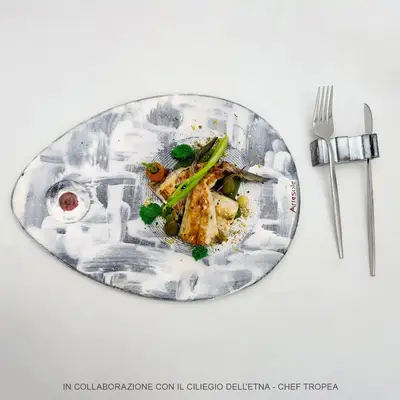 Assiette elegante en pierre de lave pour preparations gourmet