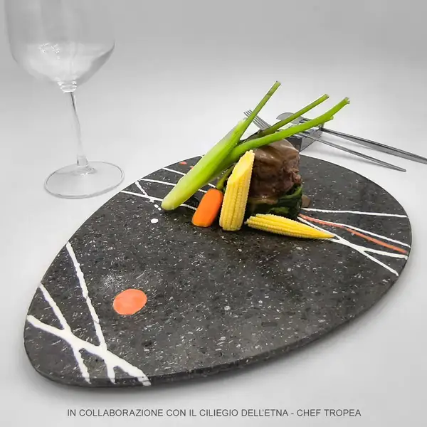 Assiettes en pierre de lave pour servir des plats gourmet