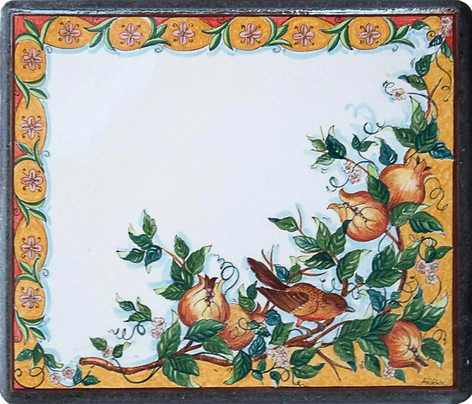 Plateau rectangulaire en pierre de lave avec grenades, raisins et feuilles vertes sur la bordure