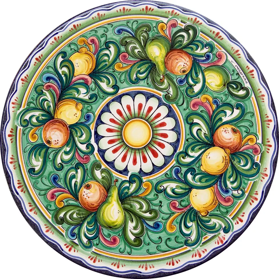 Plateau rond en pierre de lave avec agrumes, volutes vertes et dorées et fleur centrale