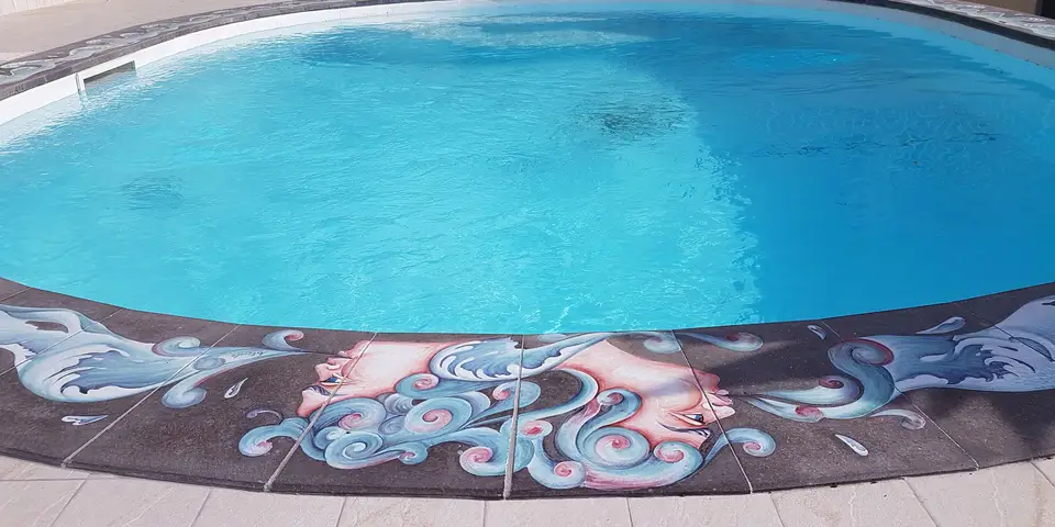 In-ground swimming pool edges in ceramized lava stone