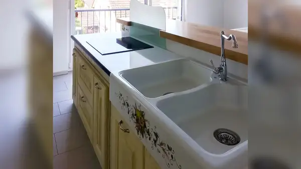 Moderna kitchen: decorated double-bowl lava stone sink on the island