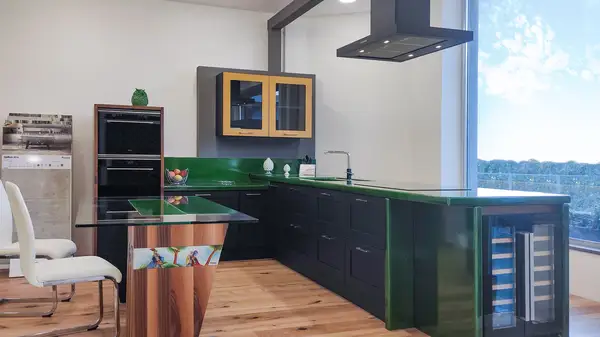 Corolla kitchen: corner layout Corolla modern modular kitchen: corner layout with a green peninsula and black suspended hood