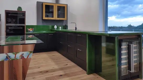 Corolla kitchen: overall view Corolla modern modular kitchen: overall view with dark cabinet doors, a green peninsula and a wine cooler