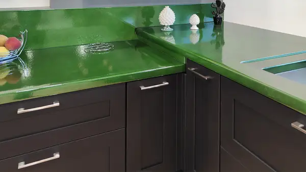Corolla kitchen: corner of the glossy green countertop Corolla kitchen: corner of the glossy green countertop and dark-fronted drawers